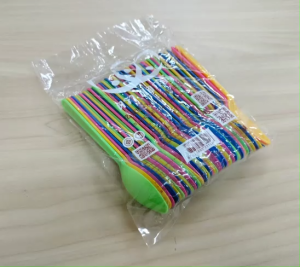 ช้อนพลาสติกสีสันสดใส ไม่บาดปาก ตราดอกบัว 50ชิ้น/แพ็ค สำหรับเค้ก/ไอศกรีม/ไอติม