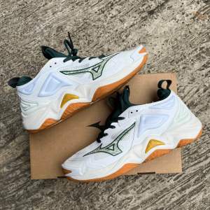 Sepatu Voli Mizuno momentum 3 low nyaman dan berkualitas