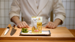 OKIKO โอกิโกะ อาหารเปียกแมว สูตรทูน่า แซลมอน น้ำเกรวี่ สำหรับแมวโต อายุ 1 ปี ขึ้นไป ขนาด 70G.