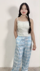 เสื้อสายเดี่ยวดีเทลน่ารักหวาน ๆ จับคู่กางเกงลายตารางสุดคลาสสิก ได้ลุคสดใสใส่แล้วดูดี