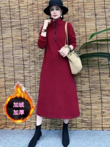 ชุดเดรสยาวทรงหลวมสไตล์หรูหราสำหรับฤดูใบไม้ร่วงและฤดูหนาว กระโปรงยาวคลุมเข่าผ้ากำมะหยี่สีแดง แขนยาว คอกลม