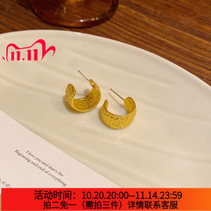 18K Plated Gold C-Shaped Earrings Womens Hong Kong Style Retro Molten Rock Texture Ear Jewelry Fashionable And Sensual