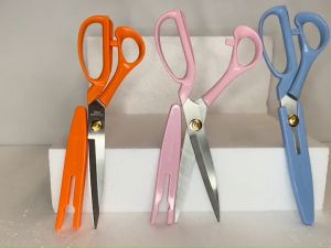 กรรไกรอย่างดี กรรไกรตัดผ้า ขนาด 9" กรรไกรตัดหนัง กรรไกรตัดกระดาษ กรรไกรแฟนซี กรรไกรด้ามพลาสติก