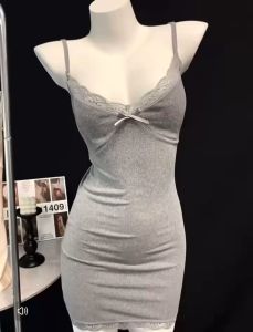 เดรสสั้น สายเดี่ยว มีบราในตัว ชุดนอนลูกไม้ คอวีแต่งลูกไม้ขอบอกติดและชายผ้า สีพื้นมินิมอล ชุดนอนเซ็กซี่ #8032