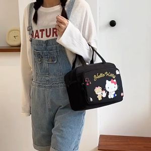 กระเป๋าถือ กระเป๋าถือใส่ของ กระเป๋าเก็บอุณหภูมิ ทรงเหลี่ยม SANRIO งานแท้ มีทั้งหมด 4 ลาย มีช่องซิปหน้า และช่องใส่ของด้านข้าง ขนาด 25×25×21 cm