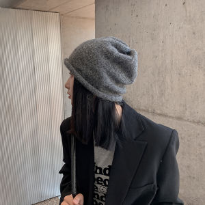 หมวกไหมพรมขนแกะสีเทาสำหรับผู้หญิงหมวกถักขนฟูๆสำหรับฤดูใบไม้ร่วงและฤดูหนาวหมวกกองเล็กทำให้ใบหน้าดูเย็นรอบหัวใหญ่