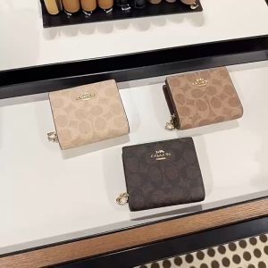 Ms. CH folded and clasped short wallet with two folds and C-clasped wallet