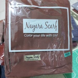 Nayara Scarf Segiempat Segitiga Instan Inner Ceruty Uk. 118x118 cm