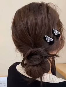 【Pharaoh🎀COD】Jepit Rambut Huruf Beludru Hitam Aksesori Rambut Gaya Wangi Kecil Klip Samping Retro Gaya Perancis