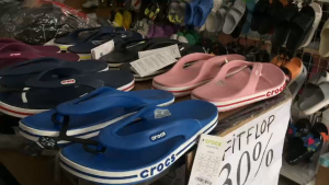 Crocs - Dép kẹp Xỏ ngón baya trơn cho cả nam nữ dép đi biển siêu nhẹ PB251 hàng có sẵn
