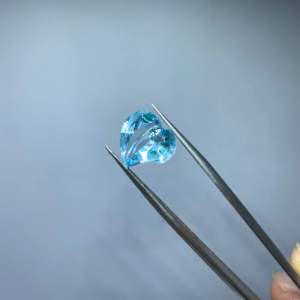 6930-ĐÁ TOPAZ XANH ( THIÊN NHIÊN) CẮT GIÁC TIM  ( KHÔNG PHÁT QUANG ĐỎ DƯỚI TIA UV)