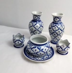 ชุดหน้าพระ กระถางธูป เชิงเทียน ชุดแจกัน แจกัน ลายคราม จัดเซ็ต ขนาด แจกัน6นิ้ว ( แจกัน กระถางธูป เชิงเทียน )