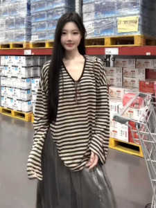 เสื้อยืดแขนยาวคอวีลายทางสไตล์ย้อนยุคสไตล์อเมริกันสำหรับผู้หญิงในช่วงฤดูร้อน ทรงหลวม ทรงยาวปานกลาง ทรงหลวม ชุดกันแดด