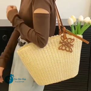 Túi Cói Vintage 2 Quai Phối Tag Gỗ Treo