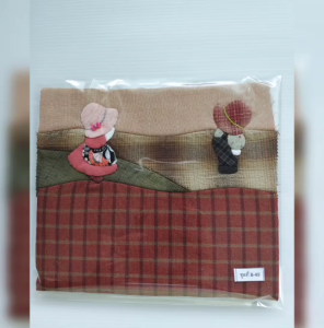 งานควินท์ หน้ากระเป๋าสตางค์ผ้าทอ ☘️ตกแต่งด้วยตัวการ์ตูนน้องซู-ทรงยาว☘️ ขนาด 21 ซ.ม. x 27 ซ.ม.