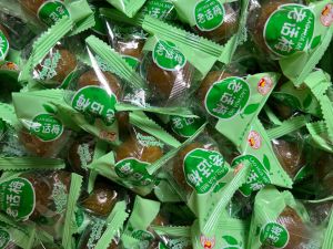 บ๊วยทานเล่น ห่อเขียว( 1 kg ) รสชาติหวาน