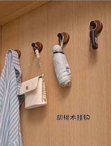 HK-N1 ตะขอแขวน ติดผนัง ฐานไม้กลม สวยเรียบเนียน สีดำ 1ชิ้น