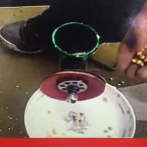 เครื่องบดธัญพืชมือหมุน เครื่องบดข้าวโพดมือหมุน  ผงเหล็กบดเหล็กในครัวเรือนธัญพืชเบ็ดเตล็ดบดผงครัวเรือนโรงสีแห้งขนาดเล็กเครื่องบดบด