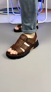 รองเท้าแตะชายรองเท้าชายหาดหนังแท้ระงับกลิ่นกายสำหรับผู้ชายฤดูร้อนใหม่ รองเท้าแตะแบบหนากันลื่นแบบลำลอง