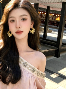Pianist | Exaggerated Golden Heart Earrings Hypoallergenic
