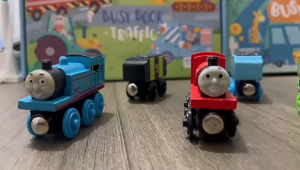 DIGREPAIR โทมัสรถไฟไม้ของเล่นไม้สำหรับเด็กรับรถไฟ 3-14 ปีของเล่นรถไฟสำหรับเด็ก（เกี่ยวกับ15*8*5cm）ต่อเล่นได้ตามใจชอบ ไม่ต้องใช้แบตเตอรี่