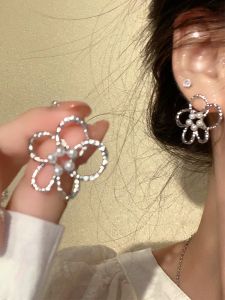 Elegant Hollow Flower Pearl Stud Earrings Versatile High-End Feeling Ear Jewelry Korean Style Alloy Gold Plated Floral Pattern