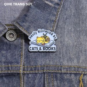 Trâm Cài Hình Mèo Hoạt Hình Dễ Thương Đang Đọc Sách Dễ Bị Phân Tâm Bởi Mèo Và Sách - Ghim Men Thời Trang Phù Hiệu Cài Áo Cho Ba Lô Quà Tặng Trang Sức Cho Bạn Bè