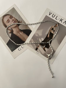 กระเป๋าคาดเอวผู้หญิงแบบปรับได้ 2023 สายโซ่ดีไซน์เก๋ไก๋สไตล์สาวๆ สายโซ่ทำจากโลหะ ตกแต่งด้วยลวดลายสุดเก๋