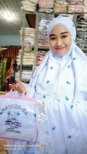 Mukenah Seribu Bunga Renda Rajut Ory Arrobiah