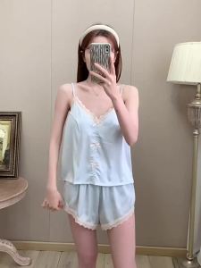 ชุดชุดนอนผ้าไหมน้ำแข็งใหม่สำหรับผู้หญิงกางเกงขาสั้นสายเดี่ยวคอวีน่ารักหวานเซ็กซี่พร้อมเสื้อผ้าสวมใส่บ้านระบายอากาศบุหน้าอก