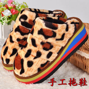 รองเท้าแตะฤดูหนาวสำหรับผู้หญิงรองเท้าแตะผ้าฝ้ายทำด้วยมือพื้นหนาส้นสูงกันลื่นกันหนาวพื้นโฟมรองเท้าขนฟูๆสำหรับฤดูหนาวส้นเตารีด