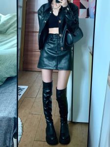 กระโปรงสั้นหนัง PU ทรงเอเอวสูง ป้องกันการเปิดเผย กระโปรงสั้นเซ็กซี่สำหรับผู้หญิงไซส์ใหญ่ ฤดูใบไม้ร่วง 2024 กระโปรงสั้นทรงเอ