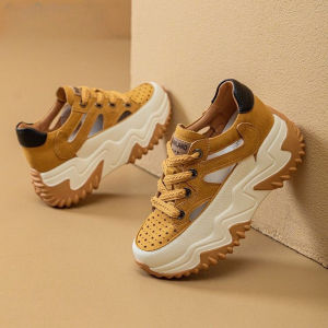 Giày thể thao buộc dây đế xuồng lượn sóng cỡ lớn đục lỗ màu vàng mù tạt cho nữ