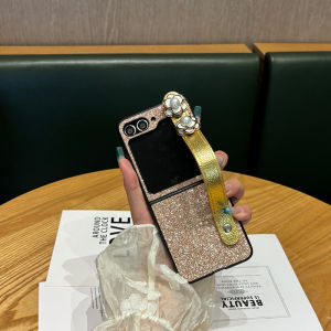 เคสโทรศัพท์มือถือ Samsung ZFlip5 หนังสไตล์แฟชั่นสำหรับผู้หญิง พร้อมสายรัดข้อมือและขาตั้งแบบพับได้ ป้องกันการตกหล่น