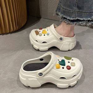 สีแดงร้อนรองเท้าแตะผู้หญิงฤดูร้อน 2023 ใหม่รองเท้าแฟชั่นอินเทอร์เน็ตคนดังกระเป๋าชายหาด Tank Hole รองเท้าหัวเข็มขัดส้นสูง