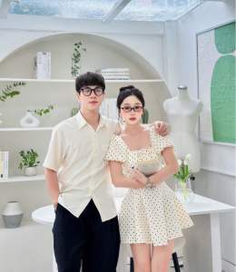 Set đồ đôi sơmi nam màu kem phối váy nữ chấm bi cổ vuông tay phồng