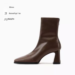 GIEVSZHE รองเท้าบู๊ทส้นสูงแบบสวมหัวเหลี่ยมสำหรับผู้หญิง ฤดูหนาว 2025 รองเท้าบู๊ทส้นหนาสั้นสีดำ สไตล์ฝรั่งเศส ทรงกระบอกเล็ก ทรงกระบอกกลาง วัสดุ PU