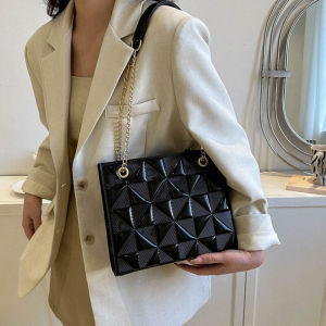 กระเป๋าสะพายข้างผู้หญิงทรงสี่เหลี่ยมเล็ก 2023 กระเป๋าสะพายไหล่แบบลำลอง กระเป๋าสะพายข้างแบบโซ่แบบเรียบง่าย กระเป๋าสะพายข้างแบบมีสายรัดด้านหน้าแบบเปิดปิดด้วยซิป