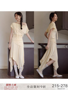 เสื้อยืดแขนสั้นทรงเข้ารูป POPCHRIO สำหรับผู้หญิง ชุดกระโปรงสั้นเอวสูงไม่สมมาตร คอวี ทรงเข้ารูป ฤดูร้อน 2025