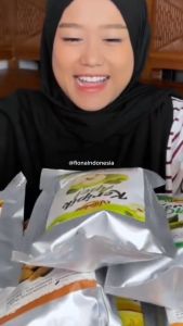 Fiona Paket Hemat 10 pcs Keripik dan Kerupuk Buah Apel Nangka Salak Durian Anggur Strawberry 50gram