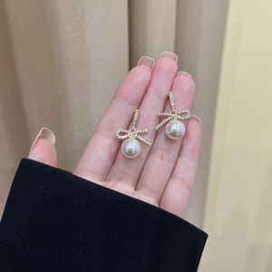 ต่างหูไข่มุกผูกโบว์ประดับเพชรเต็มตัว 2025 ดีไซน์ใหม่ เครื่องประดับแฟชั่นระดับไฮเอนด์ เครื่องประดับอเนกประสงค์ เรียบง่ายและทันสมัย