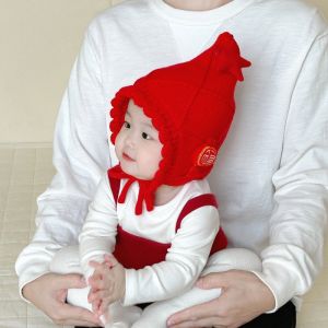 หมวกปีกไม่มีสำหรับเด็กผู้หญิง ทรงหัวเข็มขัดสีแดง ทรงหัวเข็มขัดปี 2024 หมวกกันลมฤดูใบไม้ร่วงและฤดูหนาว ทรงหัวเข็มขัดสีแดง หมวกกันลมสำหรับเด็กผู้หญิง