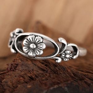 Huitan Vintage Aesthetic Engraved Design Hollow Flower Ring for Women Anniversary Gift Party Daily Classical Accessories Jewelry