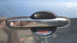 เบ้ากลม เบ้ารองมือเปิด 4 ประตู สีแคปล่า ดำด้าน ดำเงา แบบ มีโลโก้แดงสะท้อนแสง/เรียบ สำหรับ โตโยต้า ยาริส Toyota Yaris 2023 เปิดใหม่