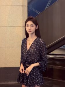 VKSOD | ชุดเดรสยาวทรงเอคอวีลายดอกไม้สำหรับผู้หญิง ทรงเข้ารูป กระโปรงสั้น ฤดูร้อน 2025 ชุดทำงานสไตล์ฝรั่งเศส