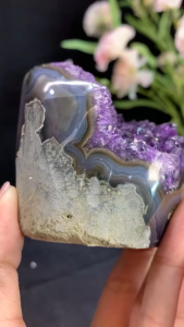 Uruguayan Amethyst Geode 💜 Surrounded by perfect Blue Agate bands around the crystal cavity.  乌拉圭窝窝 紫水晶 带完美的 蓝纹玛瑙围绕着晶洞  高7cm 宽5cm x 6.5cm 重279g