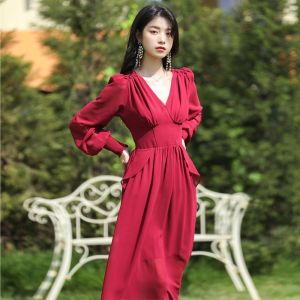 ชุดเดรสยาวเอวสูงคอวีแขนยาวสีแดงสำหรับผู้หญิงในช่วงฤดูร้อนปี 2024 ชุดเดรสยาวคลุมเข่าสไตล์วันหยุดสุดหรูหราและสง่างาม