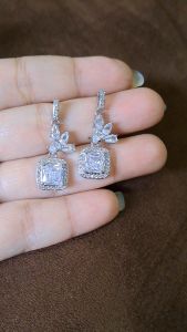 Anting Berlian Premium Kotak Kristal Mewah Titanium Emas 22K