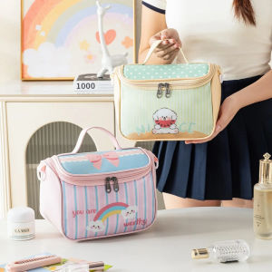 กระเป๋าเครื่องสำอางแบบพลิกเปิดลายการ์ตูน ทำจากหนัง PU กันน้ำ พร้อมหูหิ้ว กระเป๋าใส่ของใช้ในห้องน้ำแบบพกพาสำหรับเดินทาง ความจุสูง