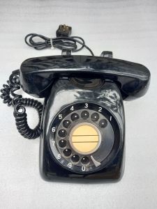 Điện thoại quay số cổ xưa thời bao cấp để sưu tầm trang trí quán cafe (dây nối đến tai nghe là thẳng hoặc dây xoắn giao ngẫu nhiên)